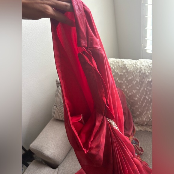 NWT Lashkaraa Elegant Red Floral Saree - Picture 15 of 16